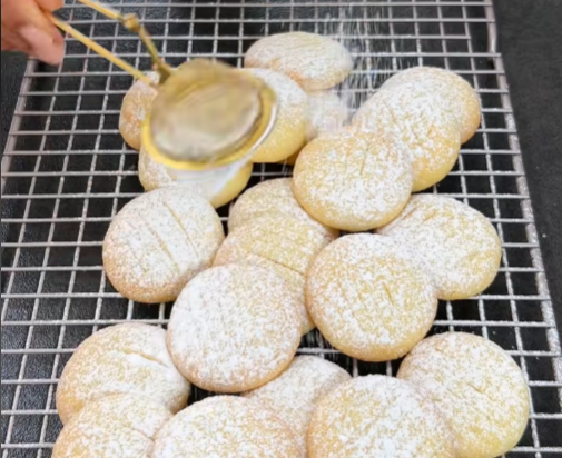Image of Hornea en el horno precalentado durante aproximadamente 12-15 minutos, o hasta que las galletas estén ligeramente doradas alrededor de los bordes.