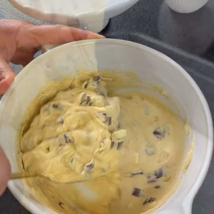 Image of Incorpora il cioccolato bianco e il cioccolato fondente tritati nell'impasto.