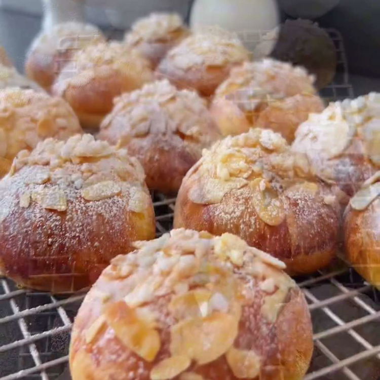 Image of Coaceți briochets în cuptorul preîncălzit timp de aproximativ 15-20 de...