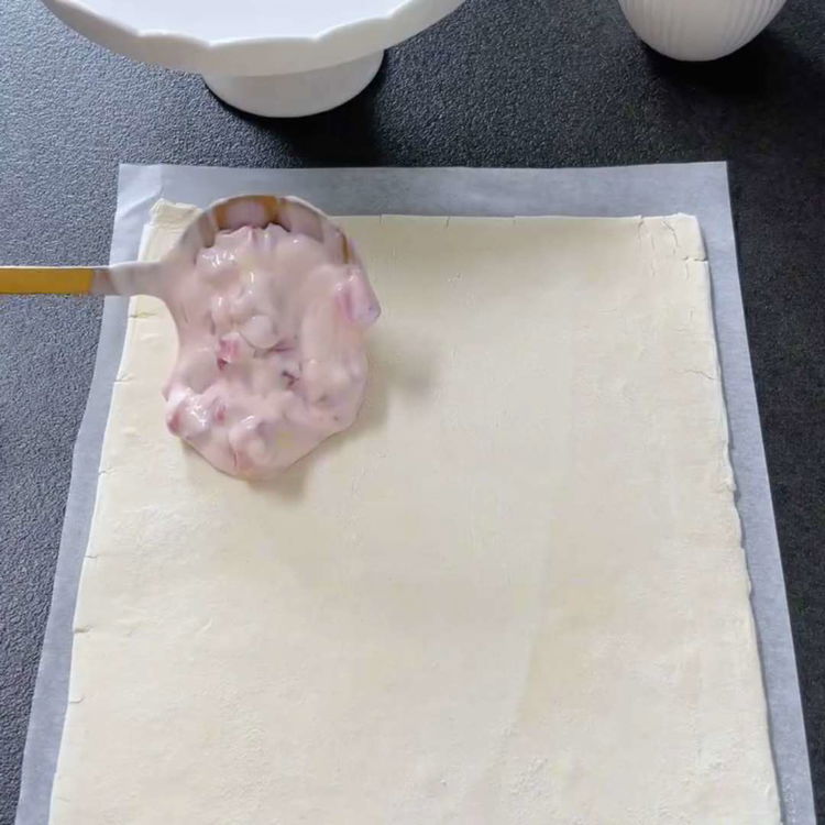 Image of Hazırlanan çilek-quark karışımını milföy hamurunun bir tarafına yayın, kenarlarda biraz...