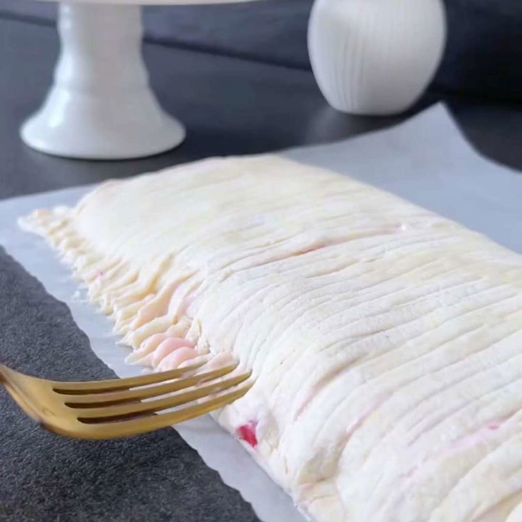 Image of Yumurta sarısını sütle karıştırın ve karışımı strudel'in yüzeyine sürerek altın...
