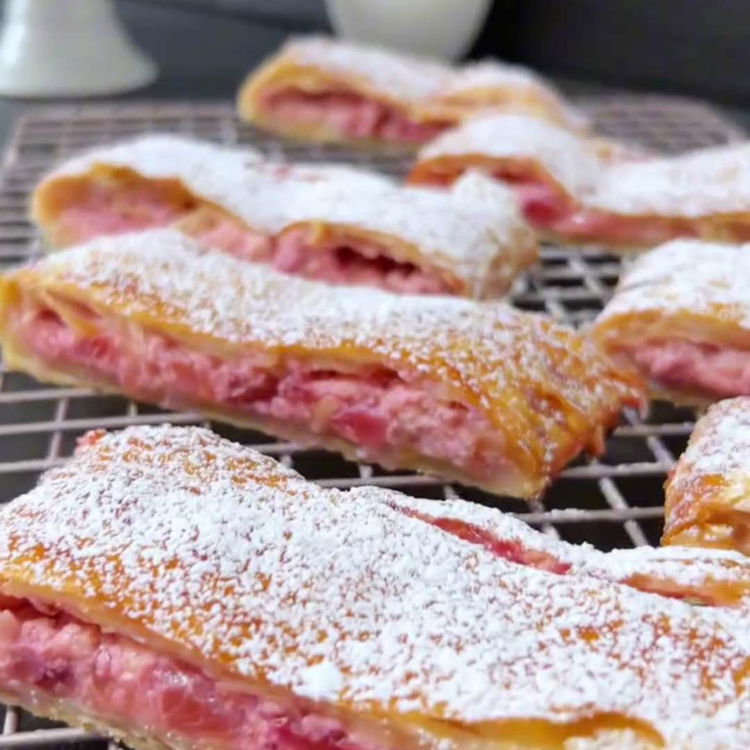 Image of Çilekli strudel'i önceden ısıtılmış fırında yaklaşık 25-30 dakika, altın kahverengi...
