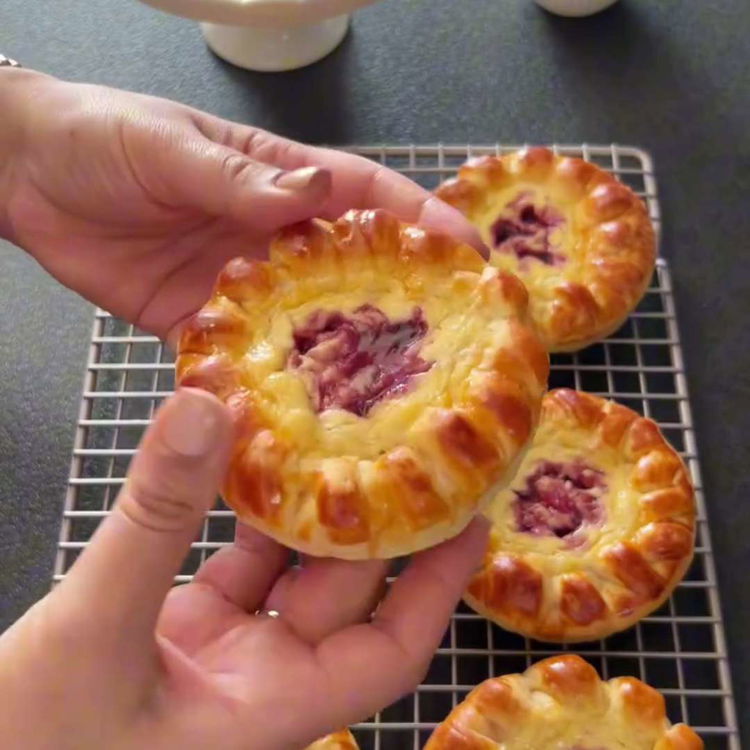 Image of Bag i en forvarmet ovn ved 180 °C i ca....