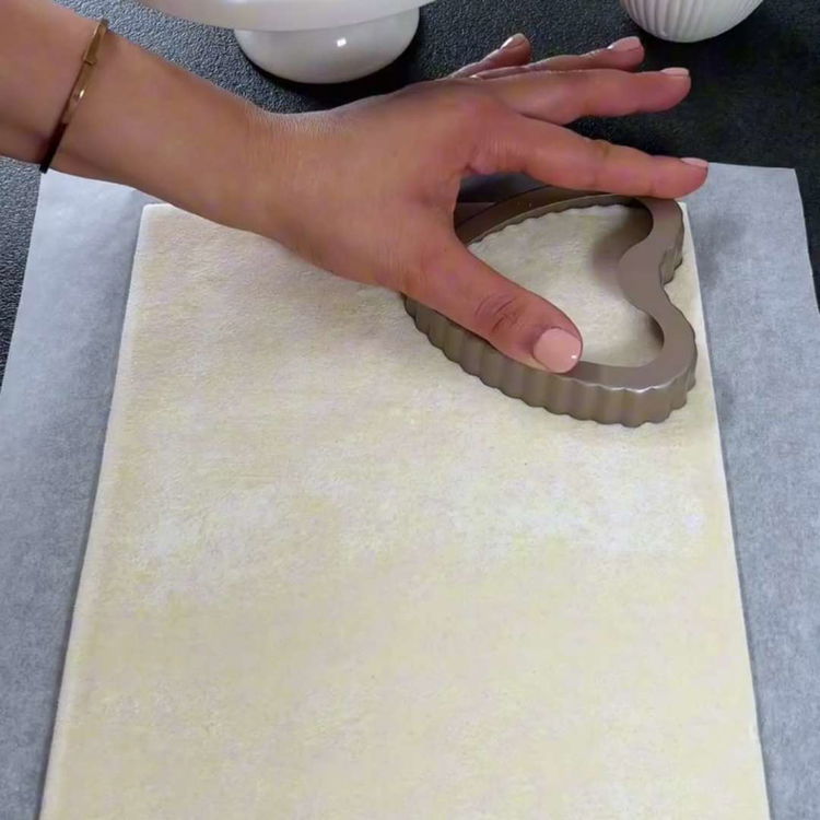 Image of Întindeți aluatul foietaj și decupați șase forme de inimă folosind...