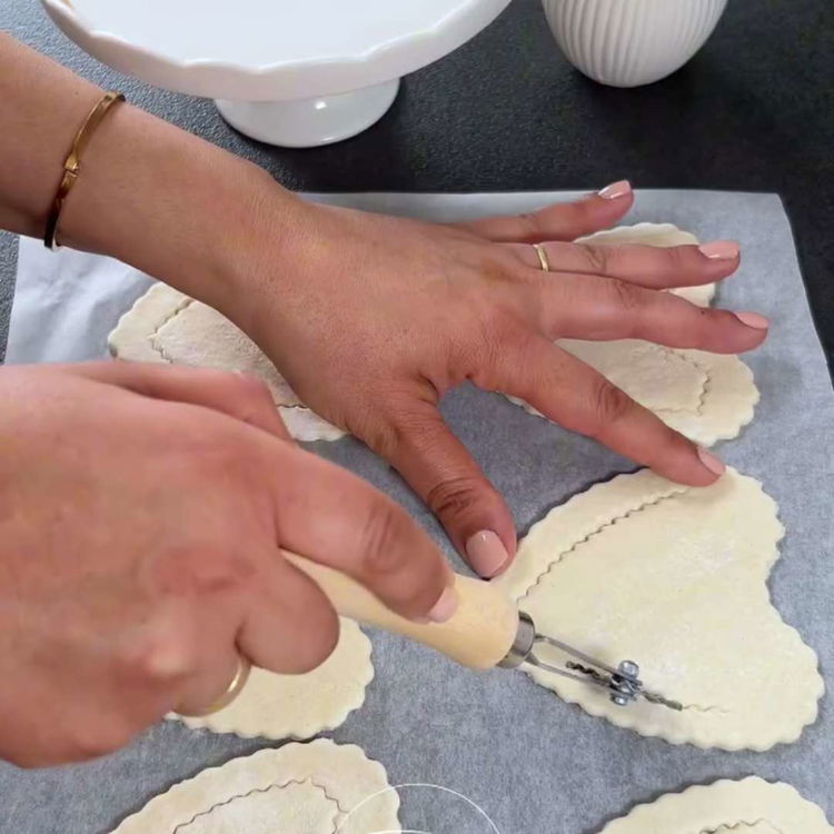 Image of Înțepați fundul inimilor cu o furculiță. Așezați inimile pe o...