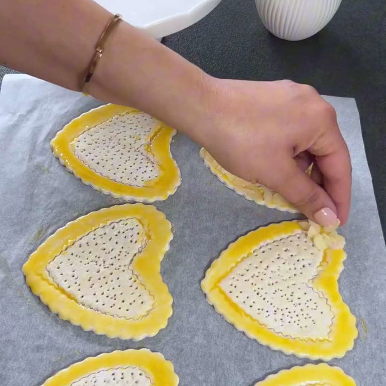 Image of Ungeți marginile inimilor cu un amestec de gălbenuș de ou...