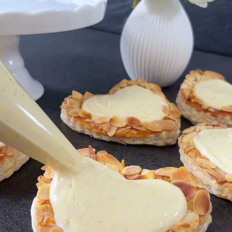 Image of Umpleți inimile răcite cu crema diplomat pregătită. Decorați cu căpșuni...