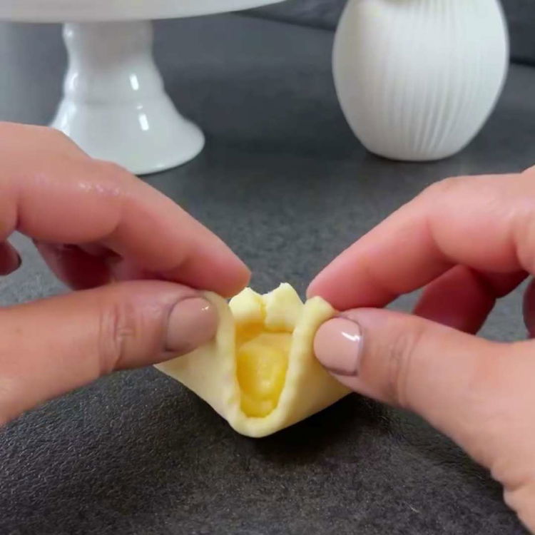 Image of Φέρτε τις γωνίες των τετραγώνων μαζί και ελαφρώς πιέστε για...