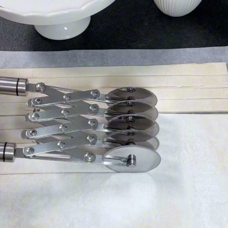 Image of Întindeți aluatul fraged și tăiați-l în fâșii de aproximativ 1...