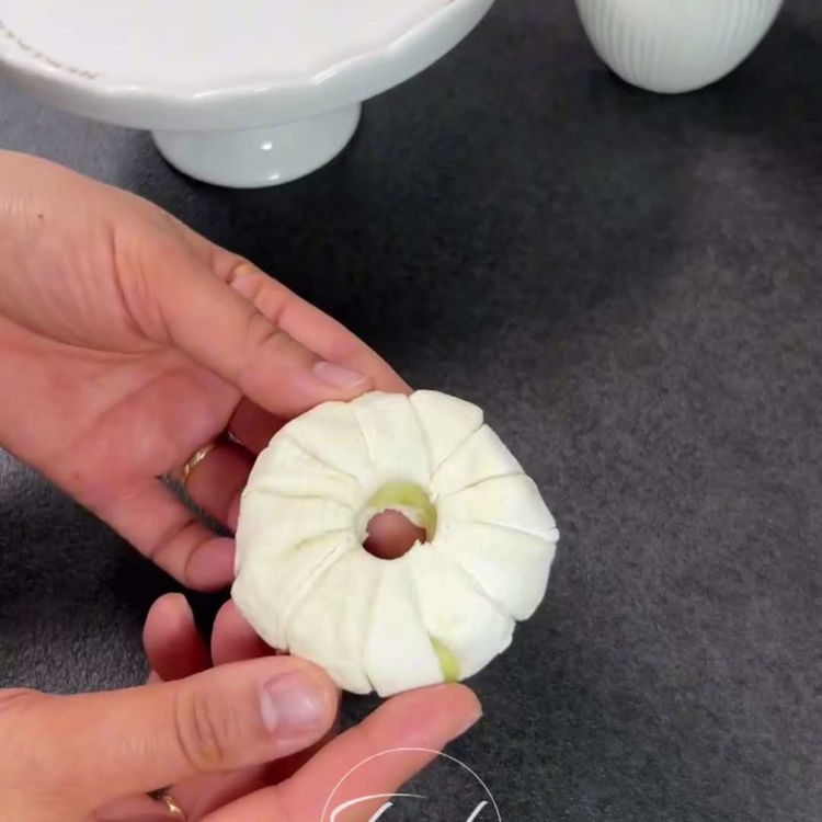 Image of Înfășurați fiecare inel de măr cu o fâșie de aluat...