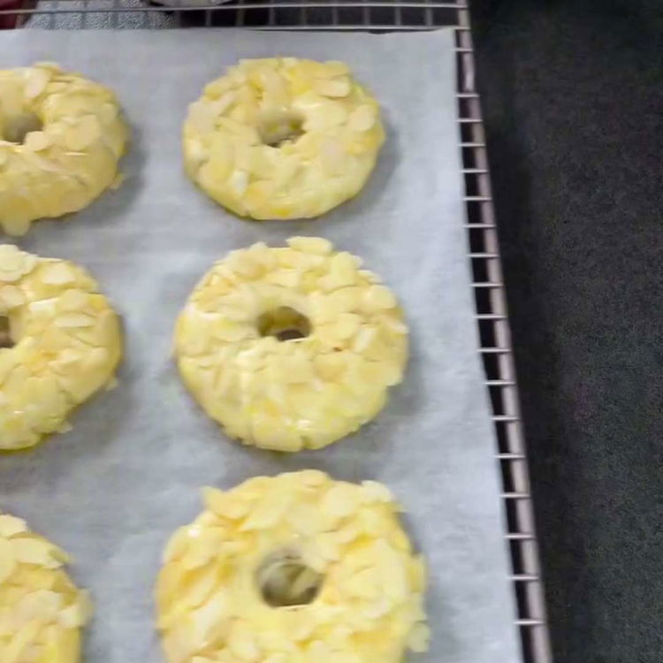 Image of Ungeți inelele de măr învelite cu gălbenușul de ou bătut...