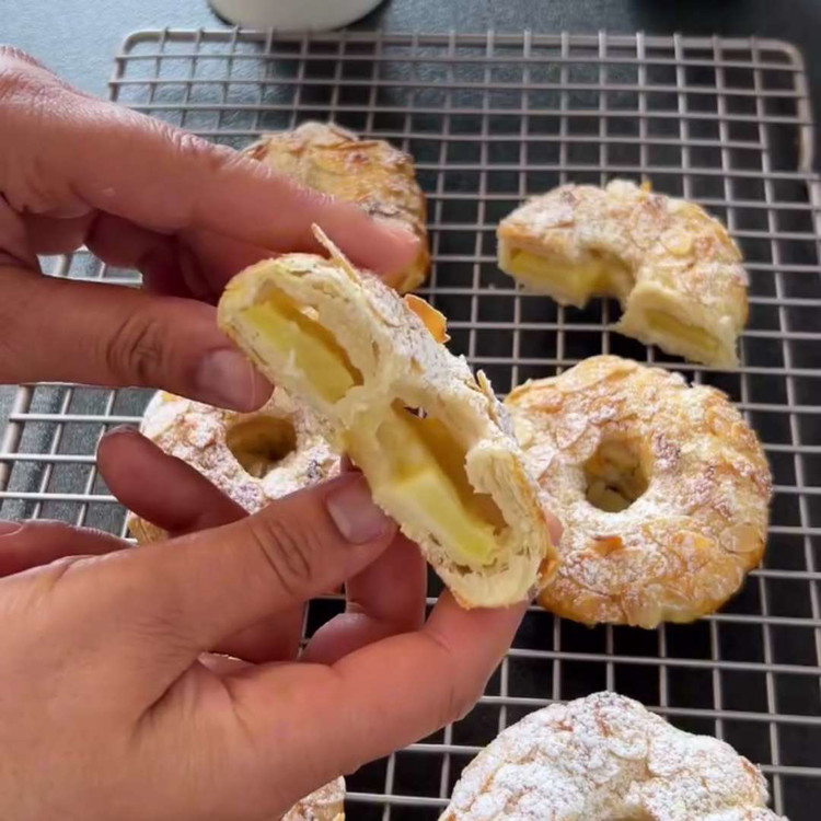 Image of Haal de appelringen uit de oven en laat ze afkoelen op de bakplaat.