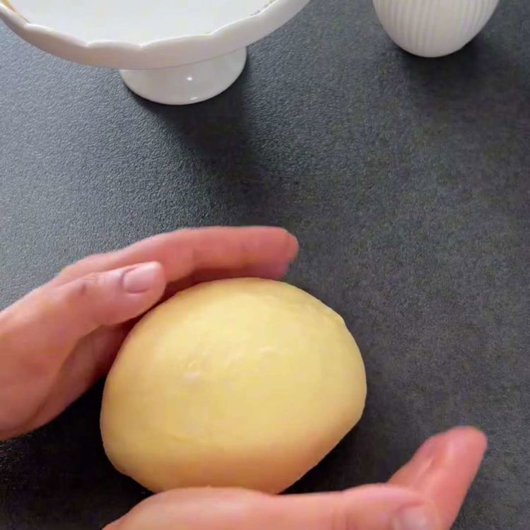 Image of Acoperiți aluatul și lăsați-l să dospească într-un loc cald timp...