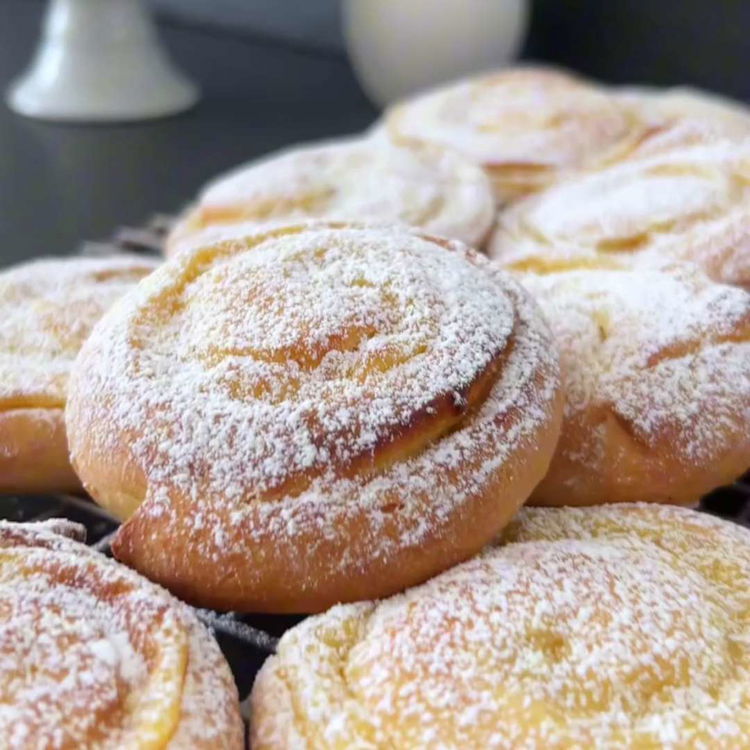 Image of Preîncălziți cuptorul la 180°C și coaceți pudding swirls timp de...