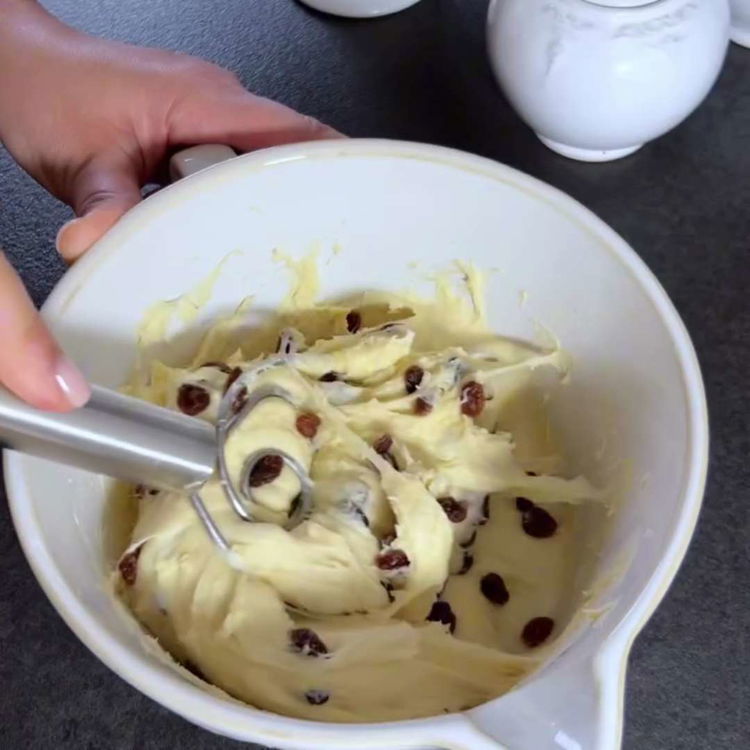 Image of Incorporați stafidele în aluat și frământați până când sunt distribuite...