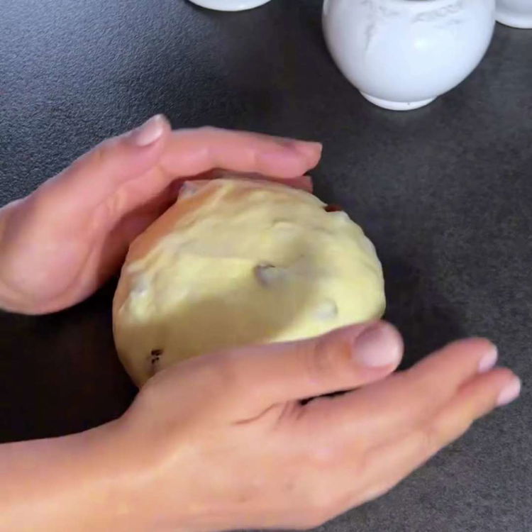 Image of Acoperiți aluatul și lăsați-l să dospească într-un loc cald timp...