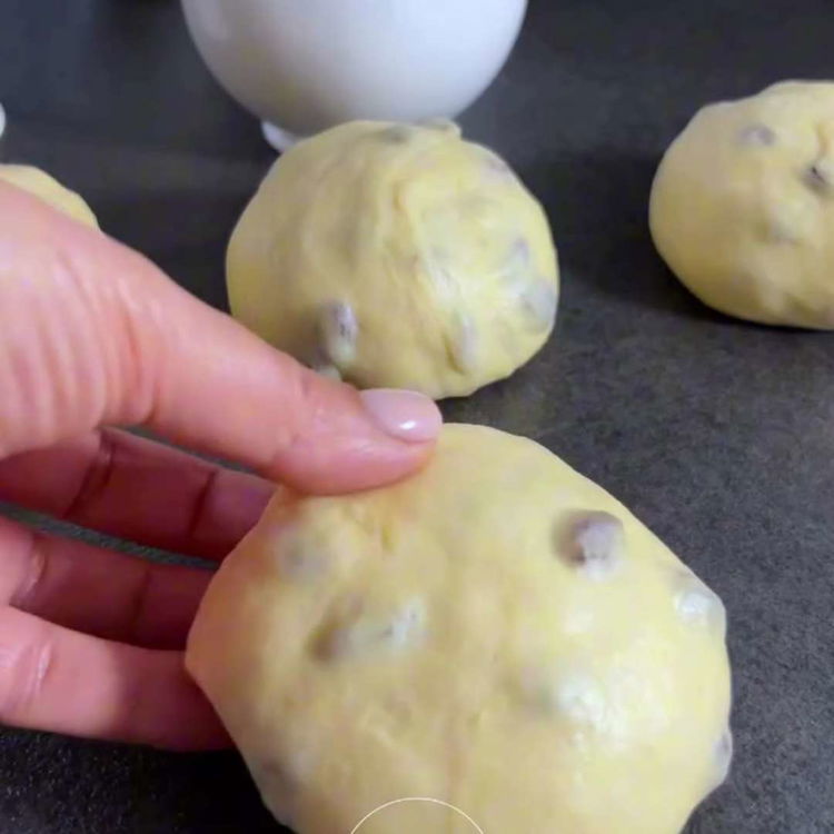 Image of Frământați din nou aluatul dospit și formați-l în 4 bile...