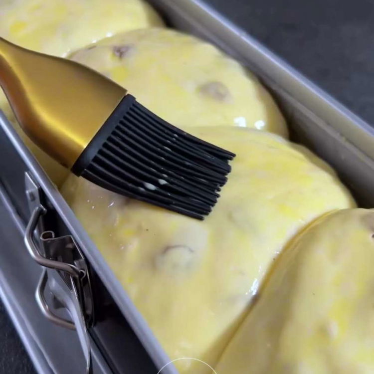 Image of Ungeți pâinea cu o mixtură de gălbenuș de ou bătut...