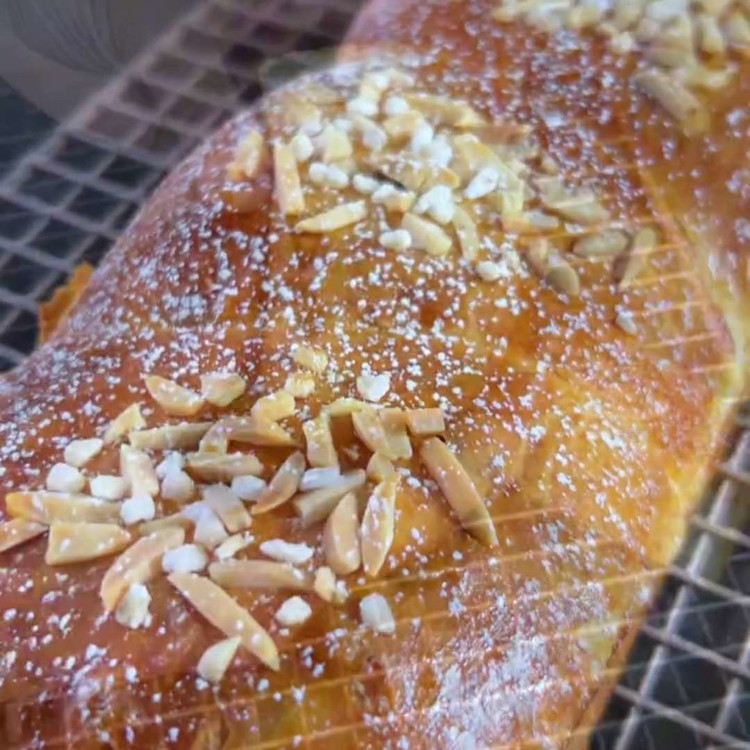Image of Esilämmitä uuni 180 asteeseen ja paista leipää noin 25-30 minuuttia, kunnes se on kullanruskea.