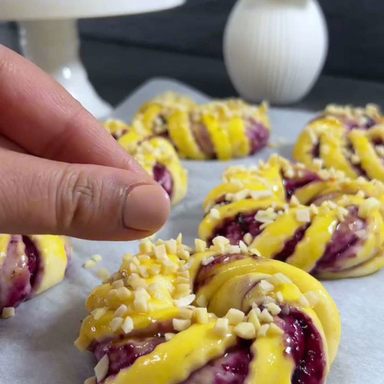 Image of ضع لفائف الحلزونية على صينية خبز مبطنة بورق الزبدة، غطها،...