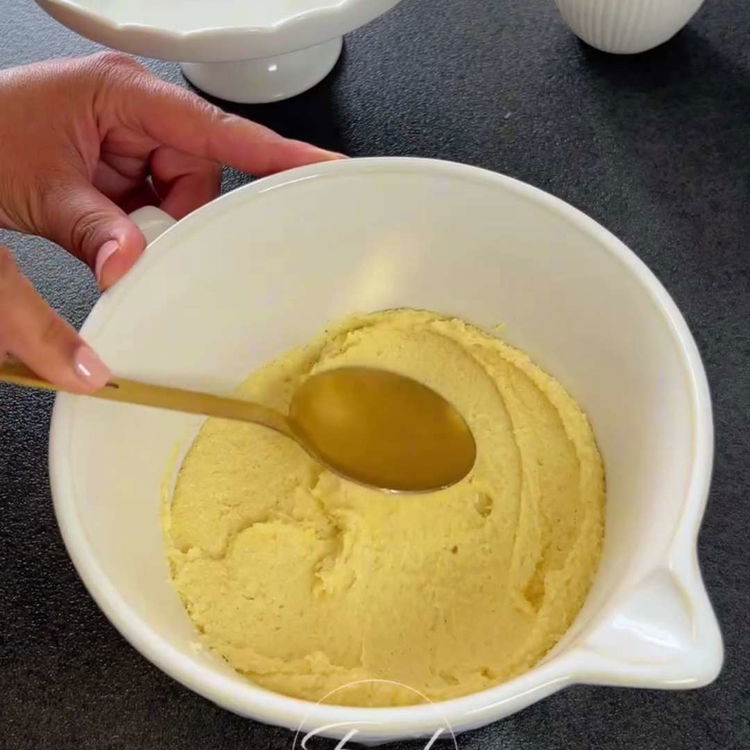 Image of Yumurta sarısını ve 1-2 yemek kaşığı soğuk suyu ekleyin, hızlıca...