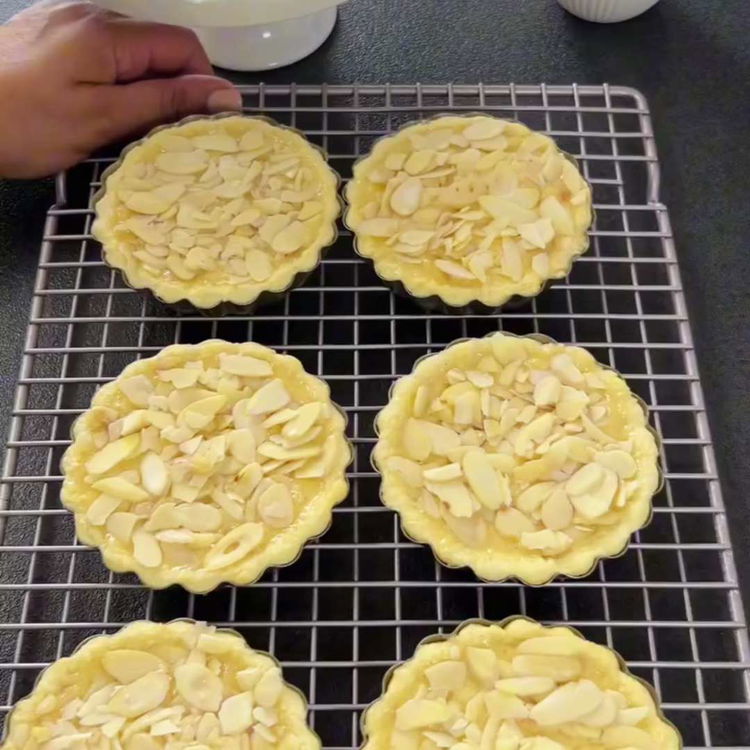 Image of Doldurulmuş tartletleri önceden ısıtılmış fırında yaklaşık 15-20 dakika pişirin, dolgu...