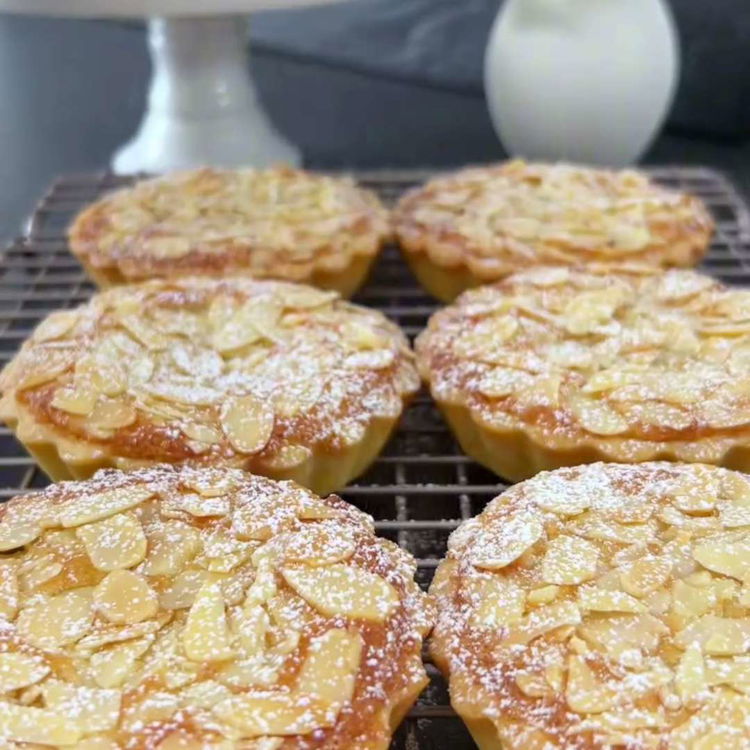 Image of Tartletleri fırından çıkarın ve tamamen soğumaya bırakın. Servisten önce pudra...