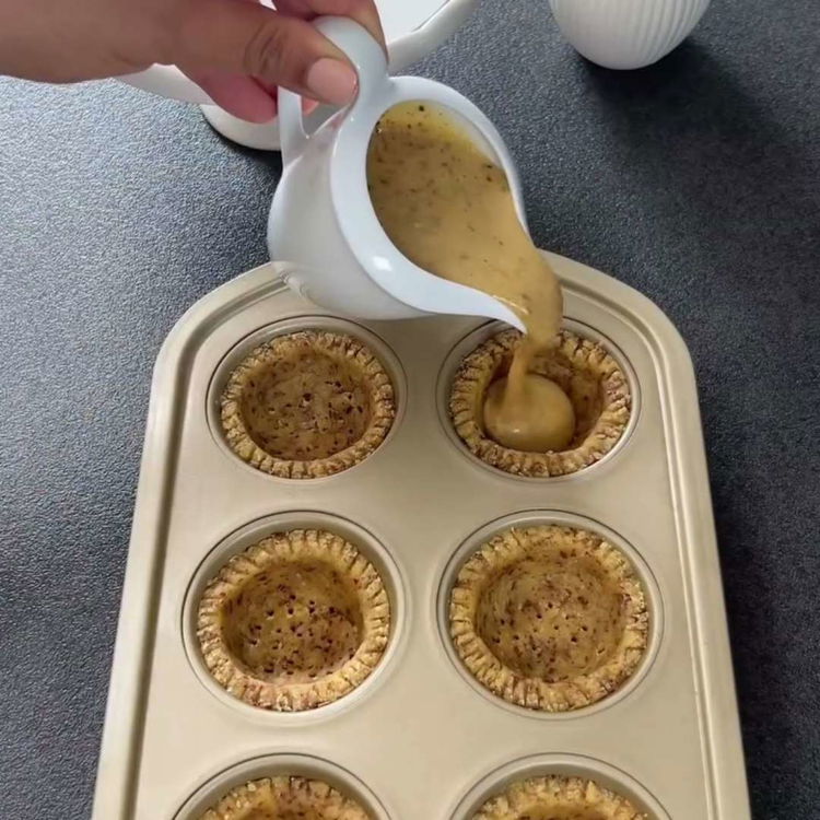 Image of Versez la garniture dans les coques de tartelettes et saupoudrez...