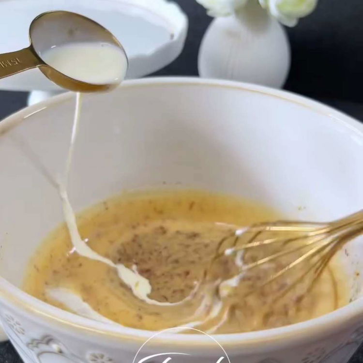 Image of Mélangez l'œuf, les noisettes moulues, le sucre et le beurre...