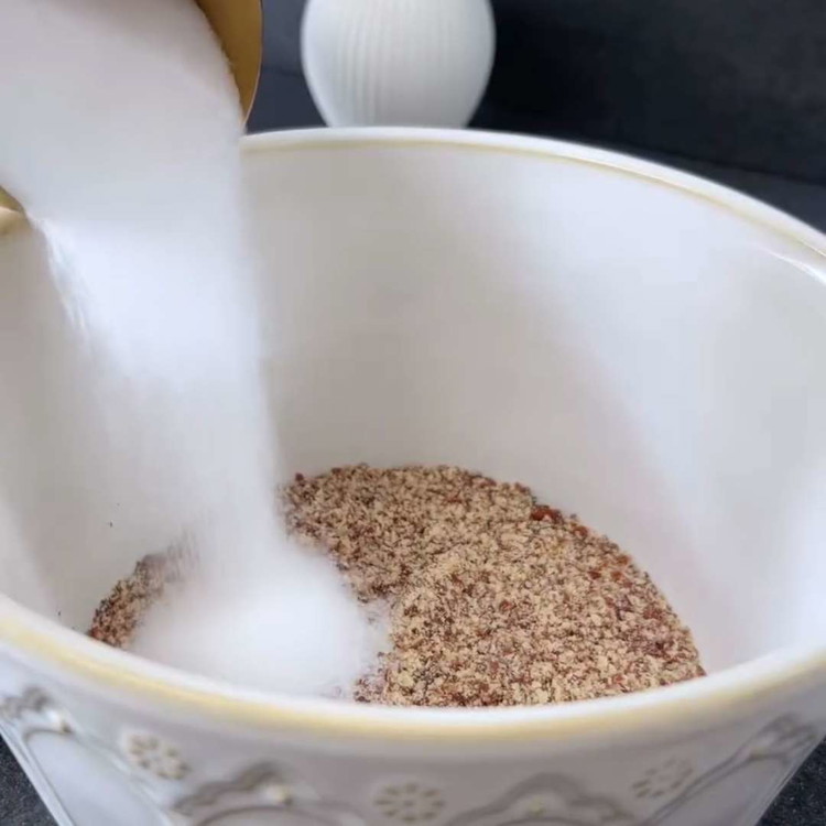 Image of Смешайте муку, молотый фундук, сахар и соль. Добавьте холодное масло и желток. Замесите все до получения однородного теста. Заверните тесто в пленку и уберите в холодильник минимум на 30 минут.