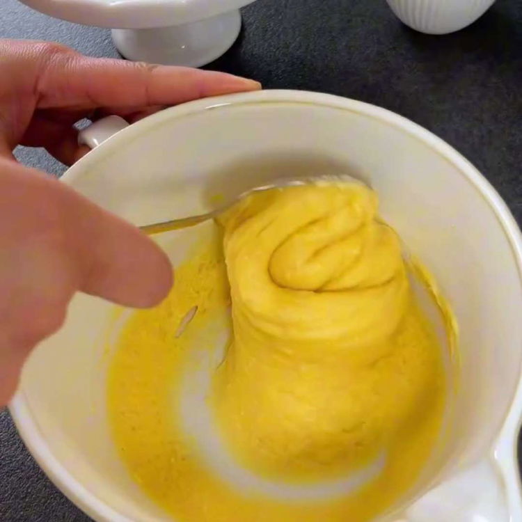 Image of Pentru aluat, aduceți apa, untul și sarea la fierbere într-o...