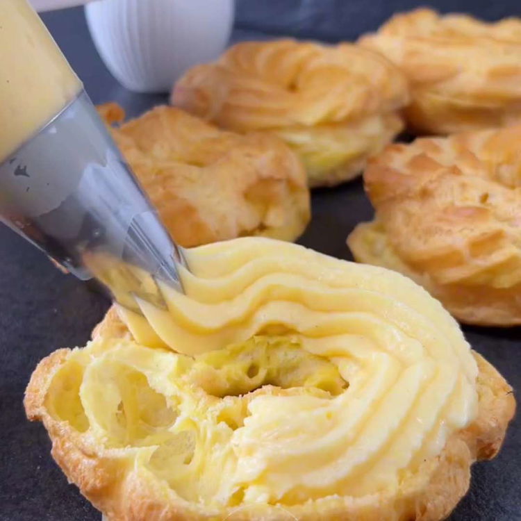 Image of Pentru umplutură, încălziți laptele într-o cratiță până începe să fiarbă....