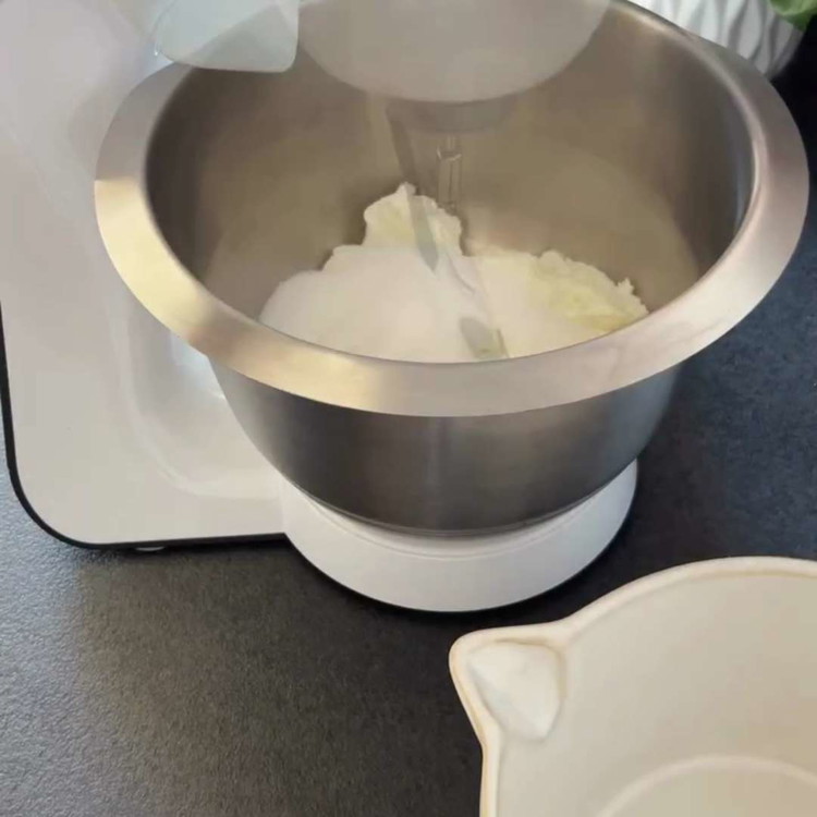Image of En un bol, bate el Quark (o el Queso Crema) con el azúcar durante aproximadamente 20 segundos usando una batidora de mano o una máquina de cocina.