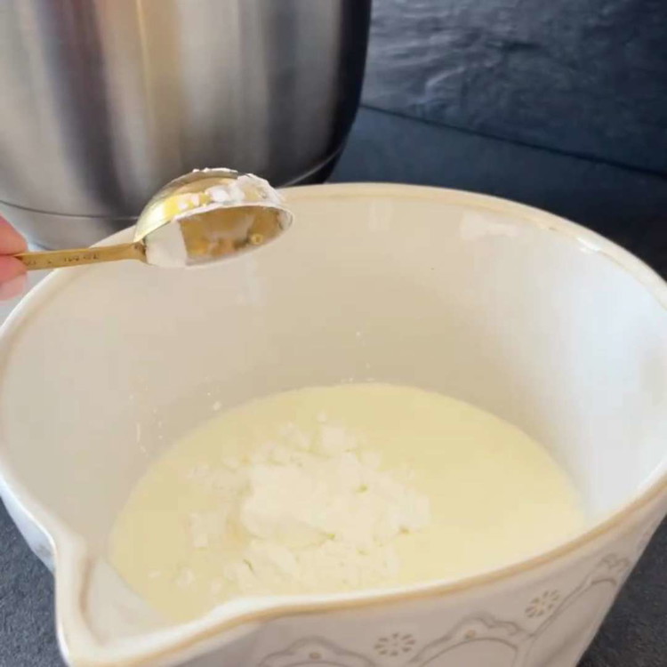 Image of Mezcla la maicena con la nata para evitar grumos, luego agrégala a la mezcla.