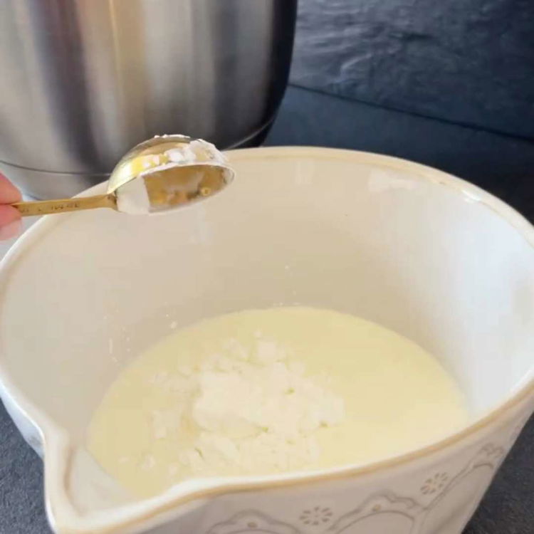 Image of Mısır nişastasını kremayla karıştırarak topaklanmasını önleyin, ardından karışıma ekleyin.