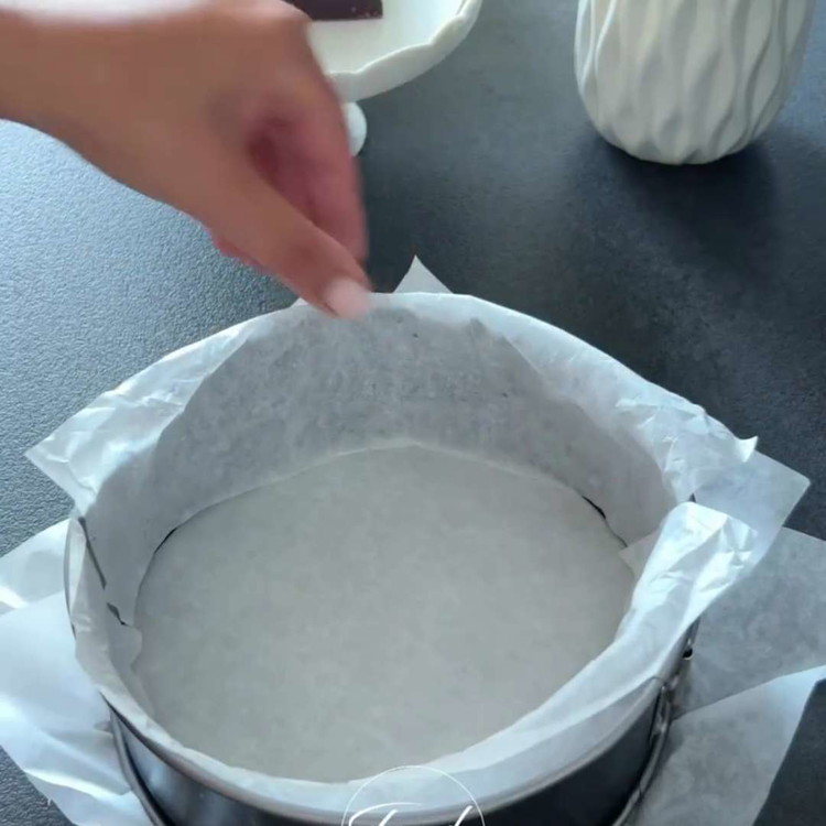 Image of Precalienta el horno a 240°C (convección) y forra un molde redondo de 20 cm de diámetro con papel pergamino.