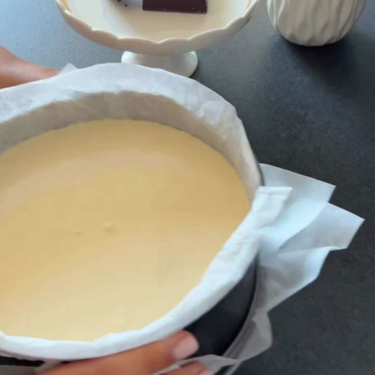 Image of Peynir karışımını hazırlanan kek kalıbına dökün ve hava kabarcıklarını çıkarmak...