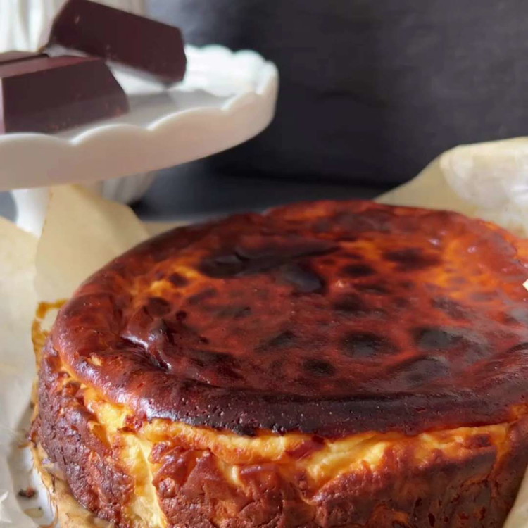 Image of Hornea el cheesecake durante aproximadamente 30 minutos hasta que la parte superior se torne maravillosamente oscura.
