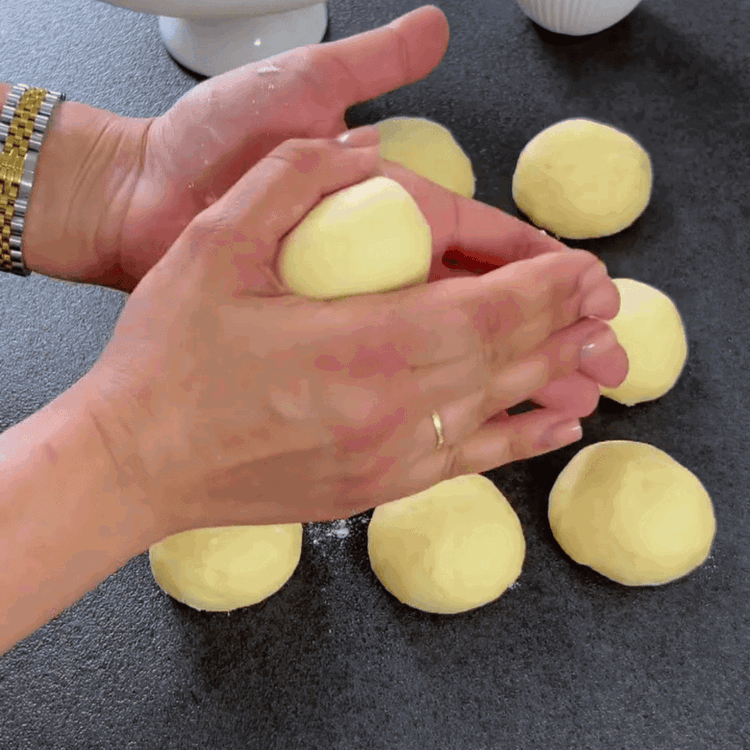 Image of Kabaran hamuru 9-10 eşit parçaya bölün. Her bir parçayı oval...