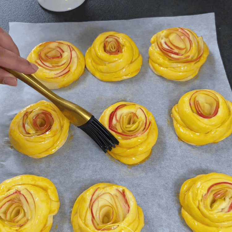 Image of Fırını 180°C'ye önceden ısıtın. Poğaçaların üzerine yumurta sarısı-süt karışımı sürün...