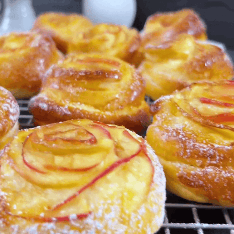 Image of Elmalı poğaçaları önceden ısıtılmış fırında yaklaşık 15-20 dakika, altın rengi...