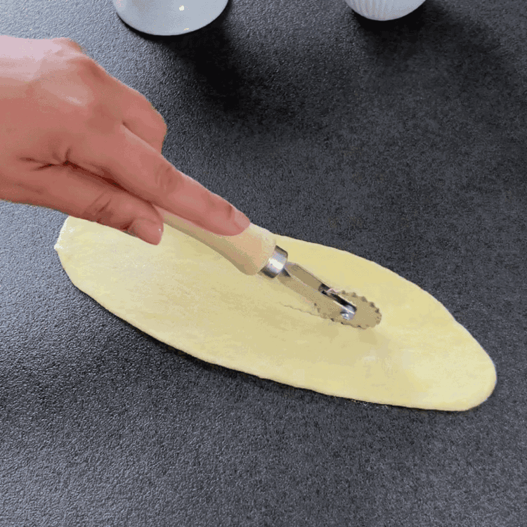 Image of Ovalin üst yarısını hafifçe sararak bir örgü efekti oluşturun. Hamurun...