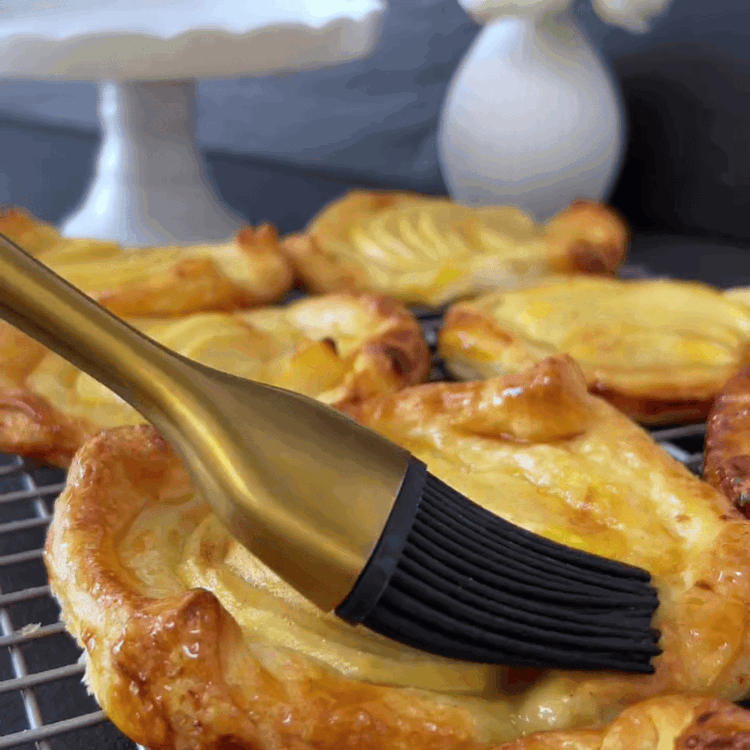 Image of Scoateți tartes din cuptor și lăsați-le să se răcească puțin. Ungeți cu mai mult gem de caise sau sirop de arțar.