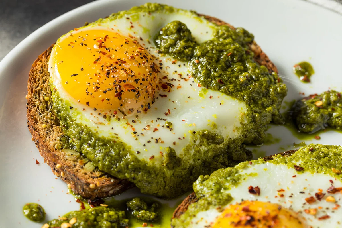 Eier mit Pesto