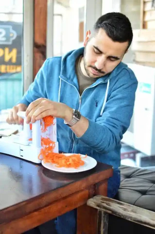 Image of Cut the carrots and zucchini into very thin stripes.