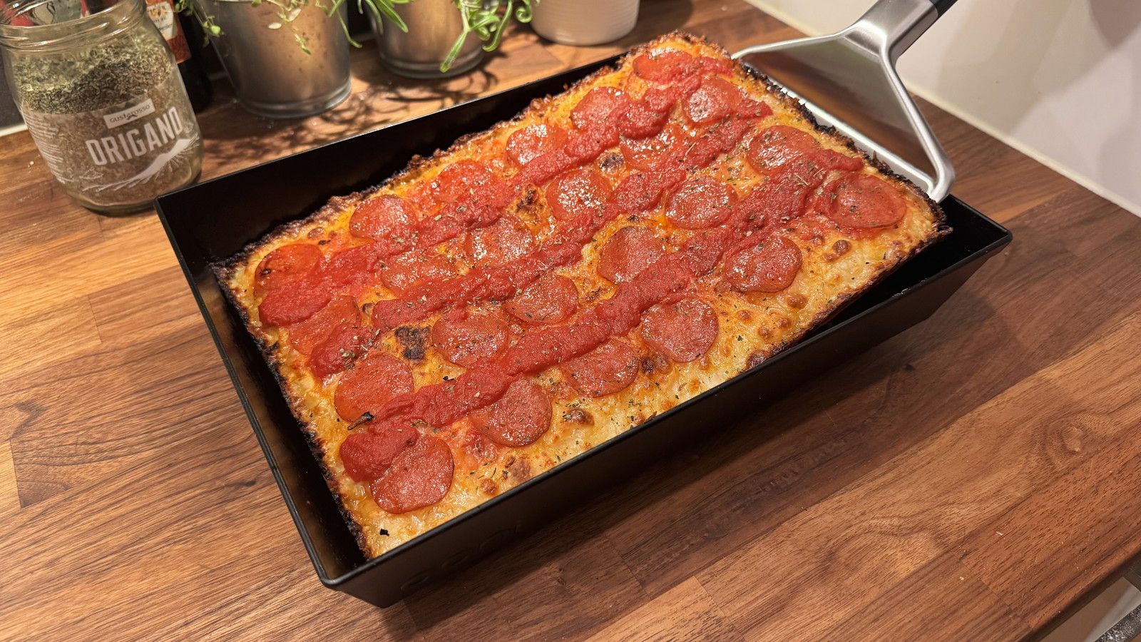 Image of Detroit Style pizza recept - Amerikansk panpizza