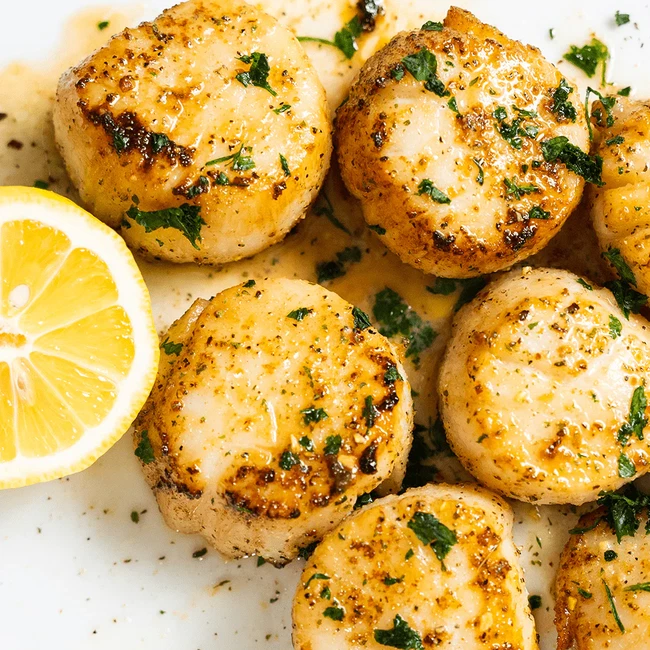 Grilled scallops with lemon