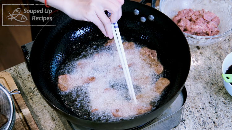 Image of In a wok, heat 1 cup oil to 400°F /...