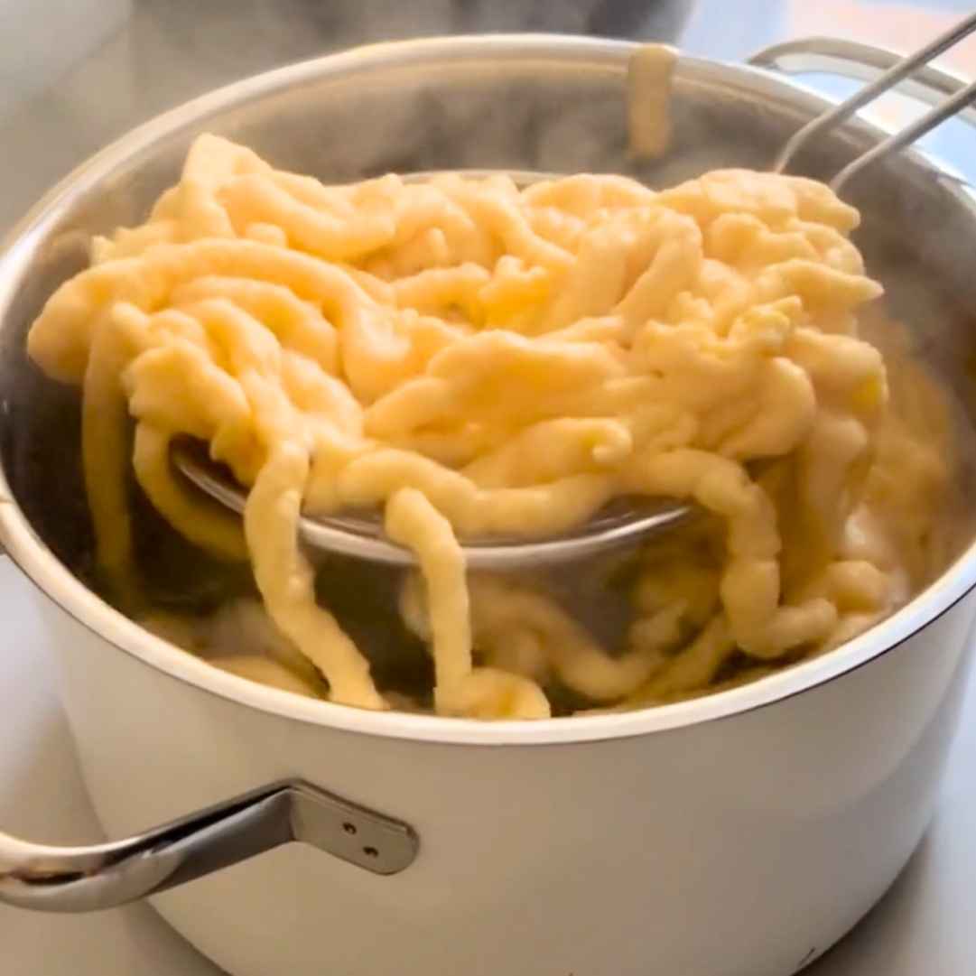 Goldgelbe Eigelb-Spätzle aus dem Spätzle-Shaker