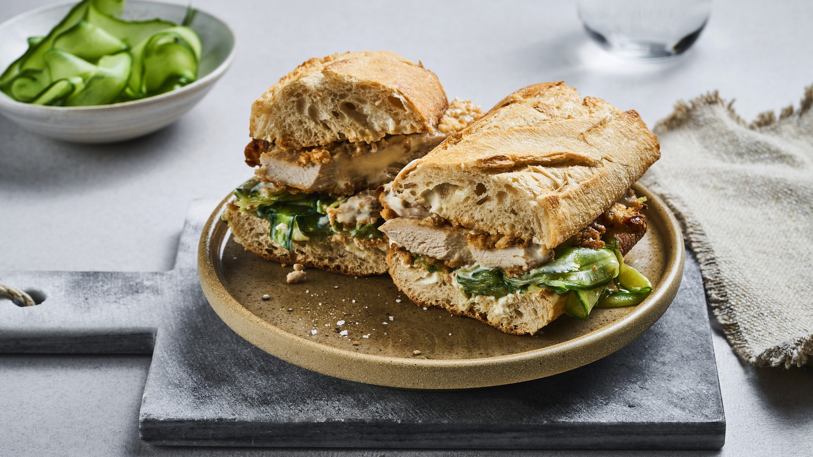 Härlig sandwich med kyckling och apelsinsås